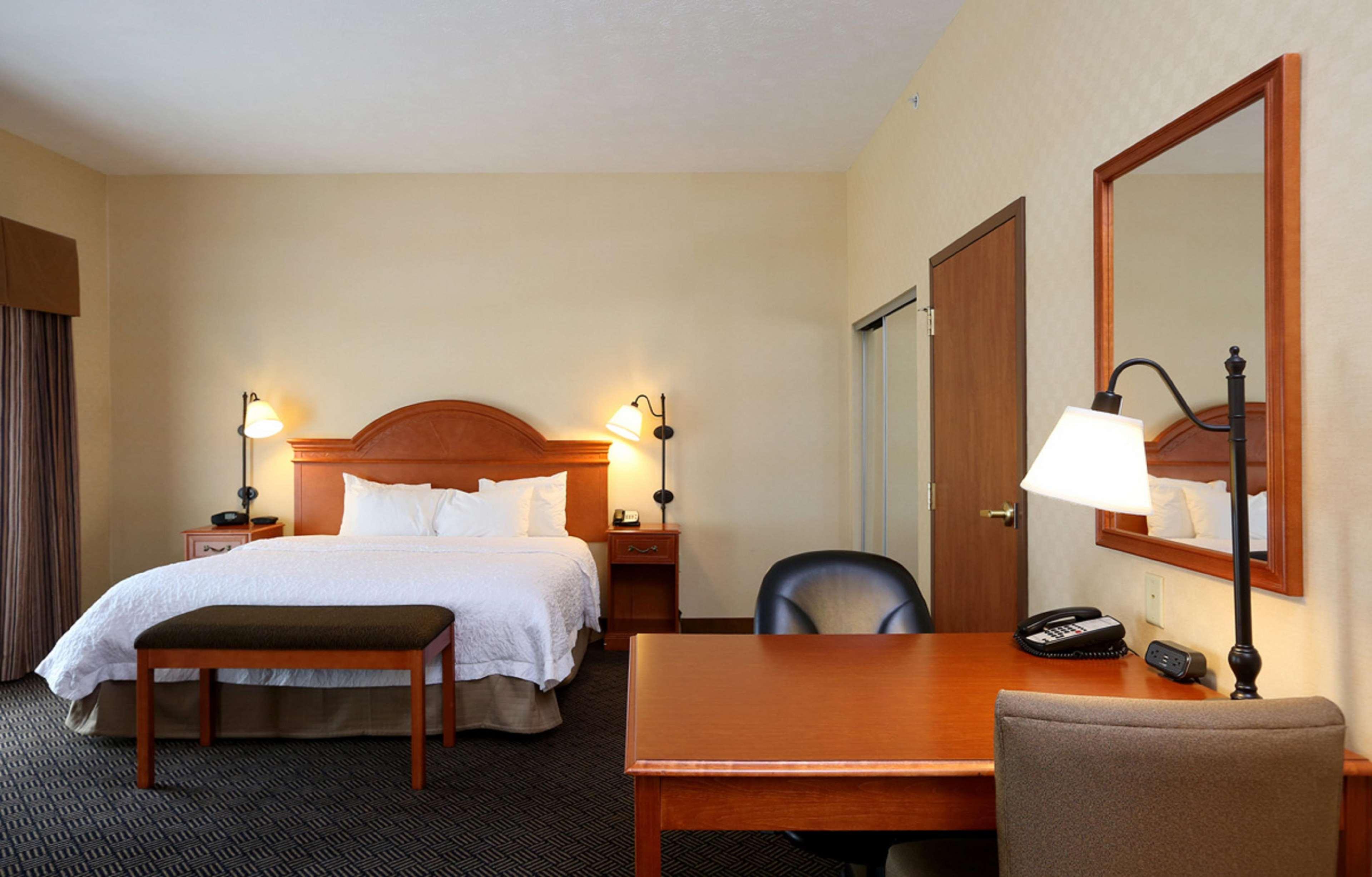 Hampton Inn Waterloo Bagian luar foto