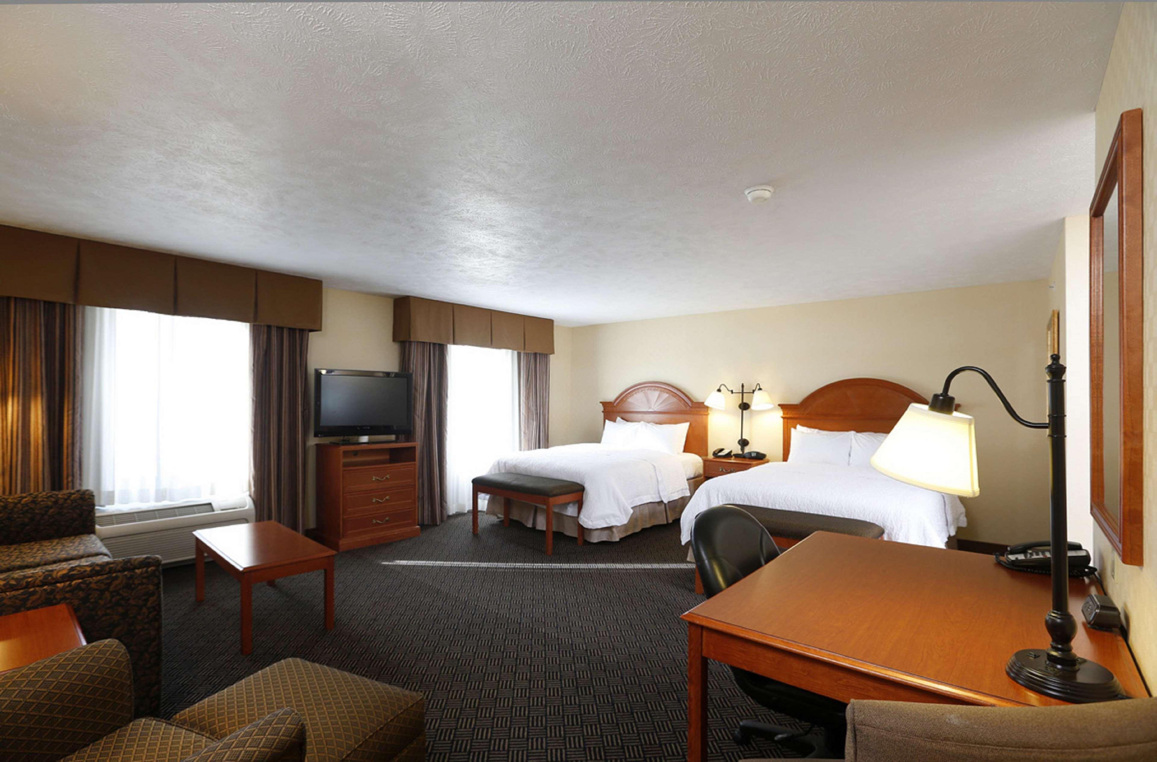 Hampton Inn Waterloo Bagian luar foto