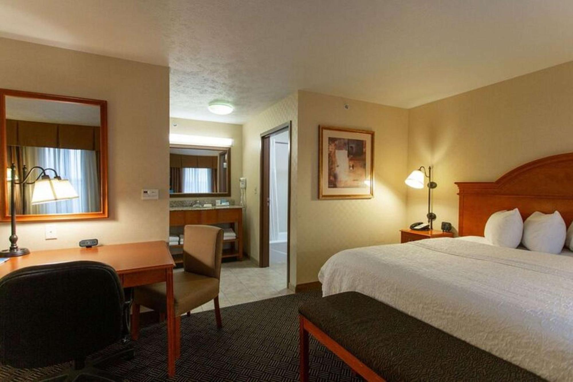 Hampton Inn Waterloo Bagian luar foto