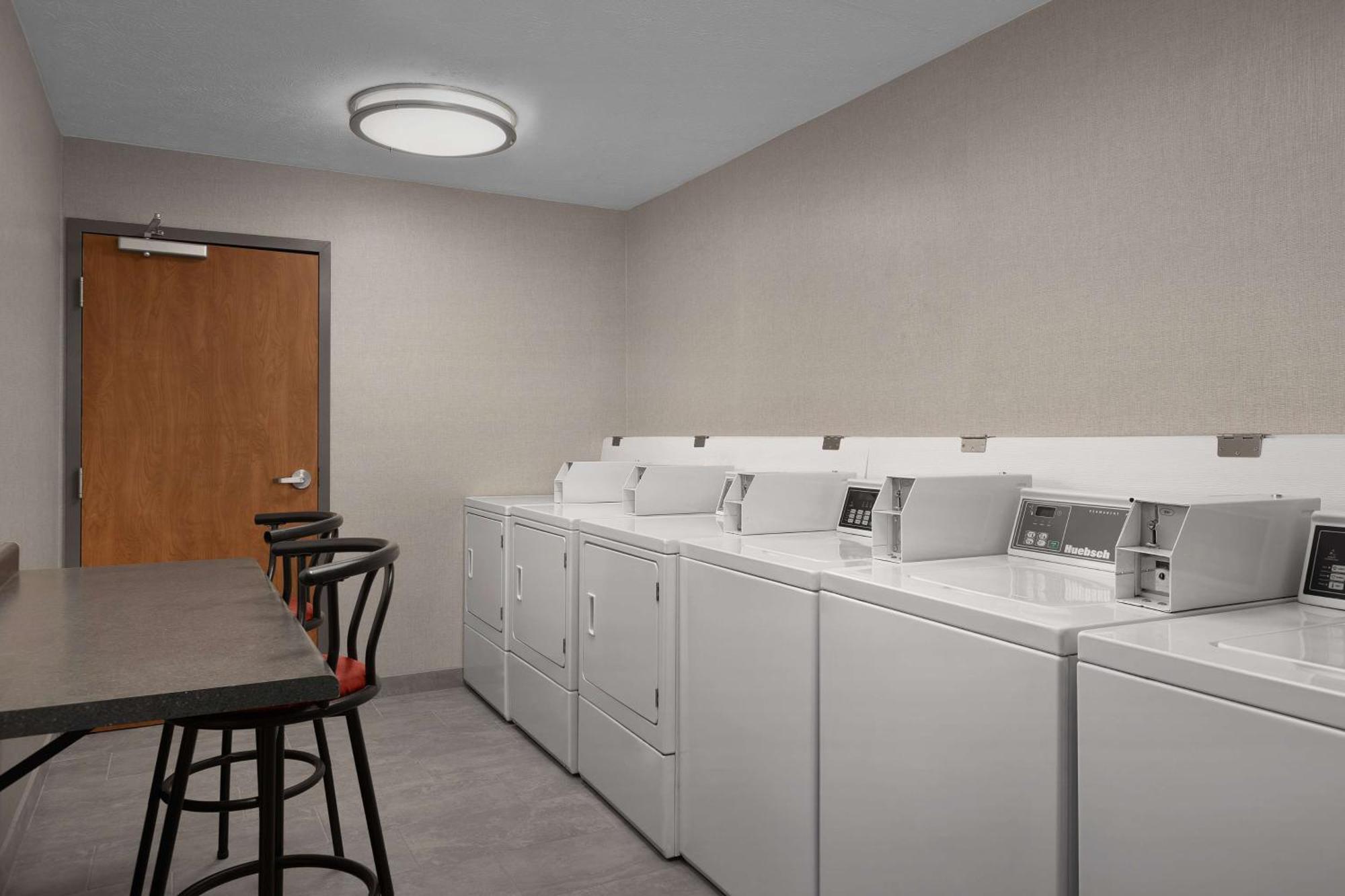 Hampton Inn Waterloo Bagian luar foto