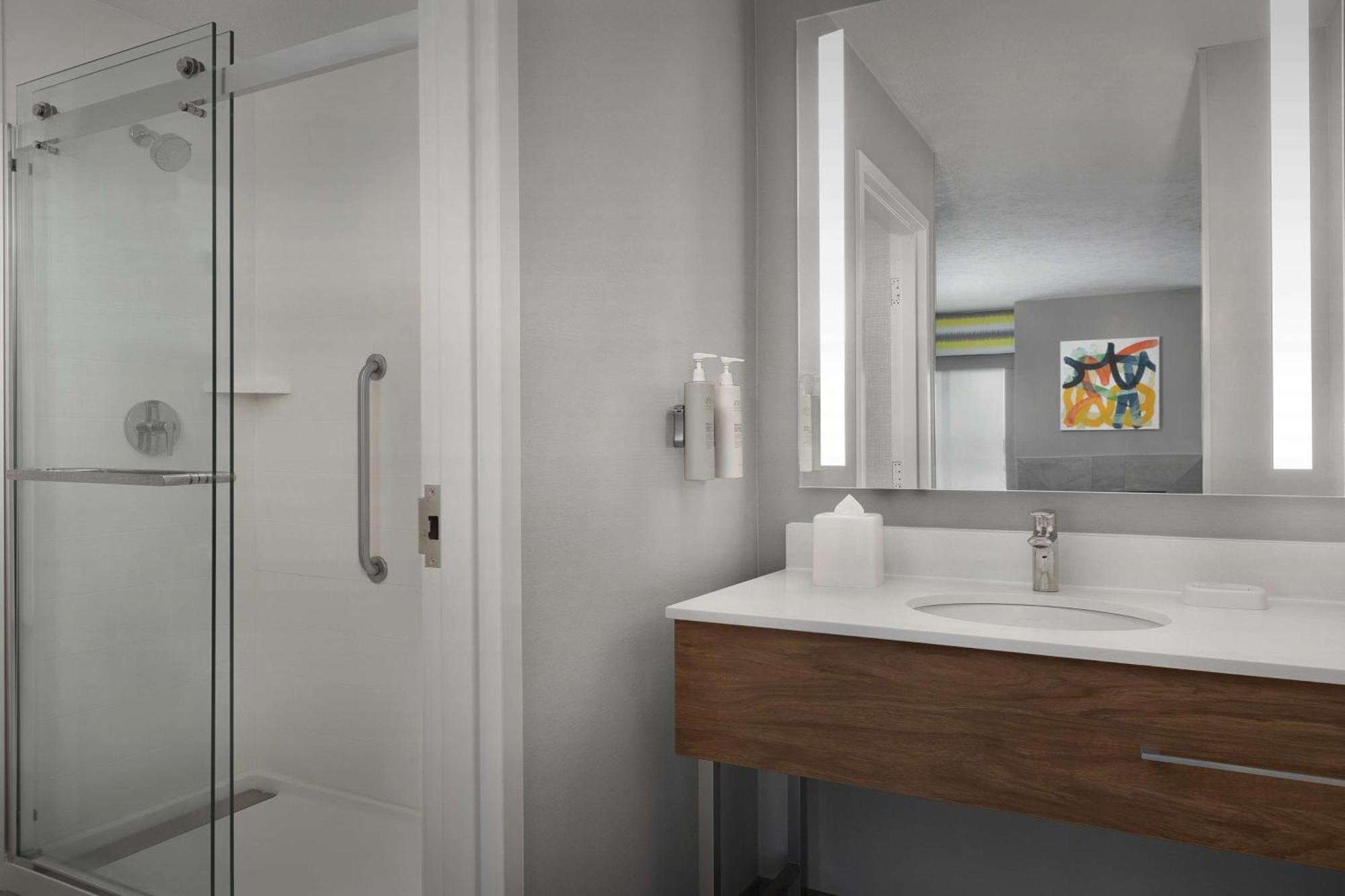 Hampton Inn Waterloo Bagian luar foto