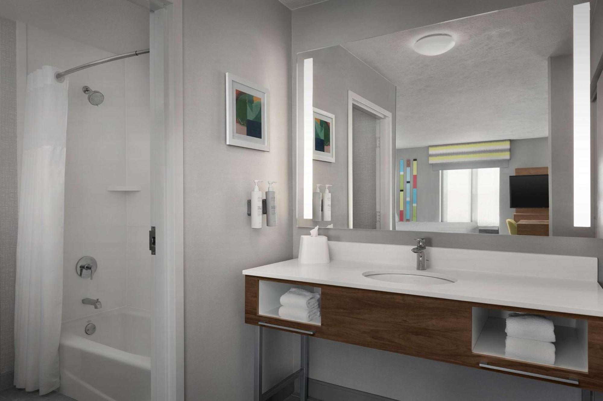 Hampton Inn Waterloo Bagian luar foto