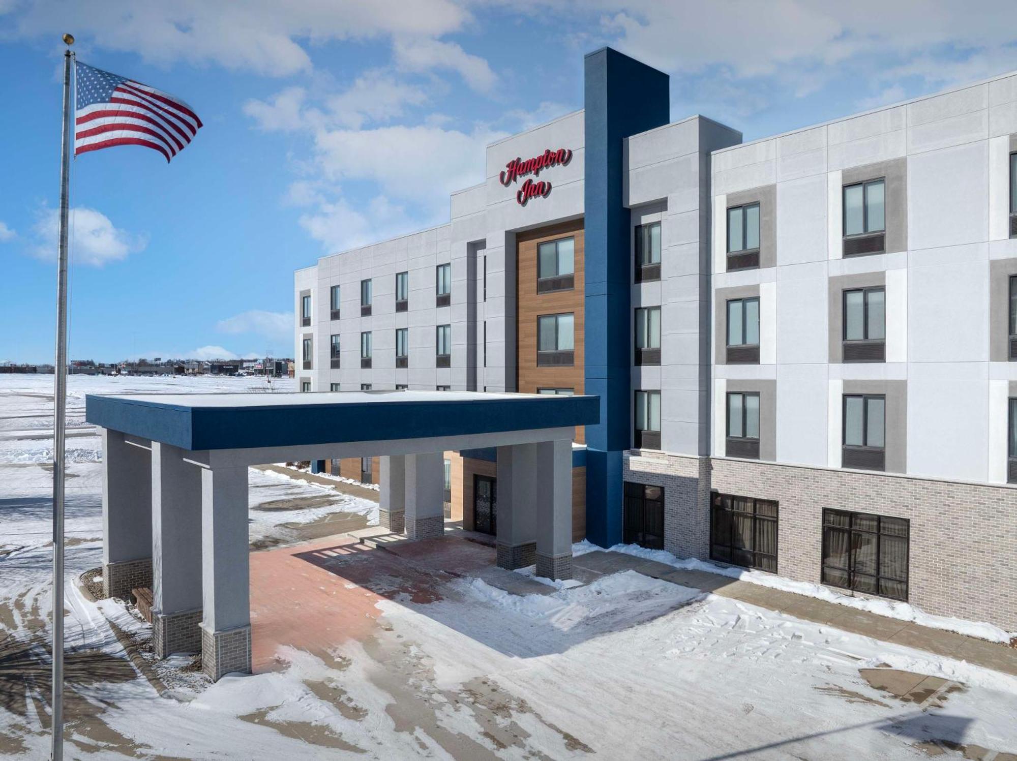 Hampton Inn Waterloo Bagian luar foto