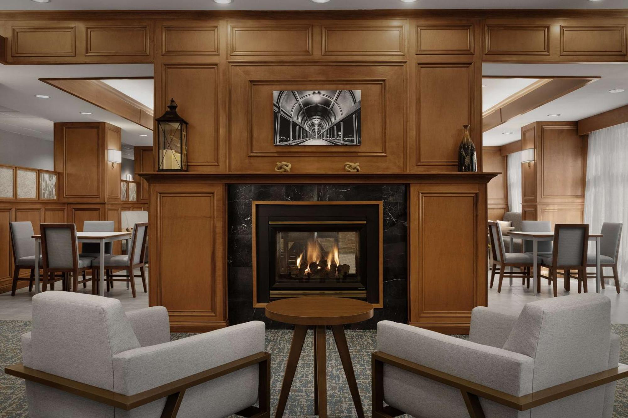 Hampton Inn Waterloo Bagian luar foto