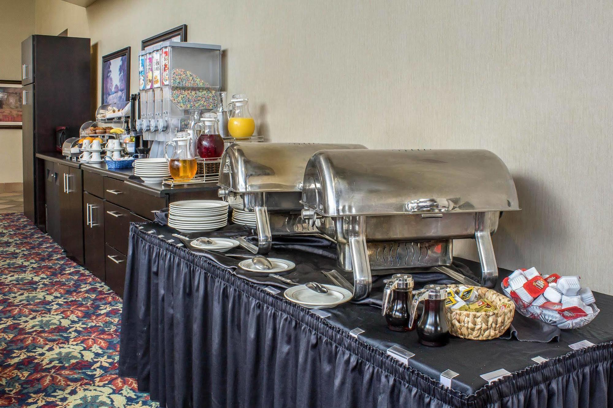 Hampton Inn Waterloo Bagian luar foto